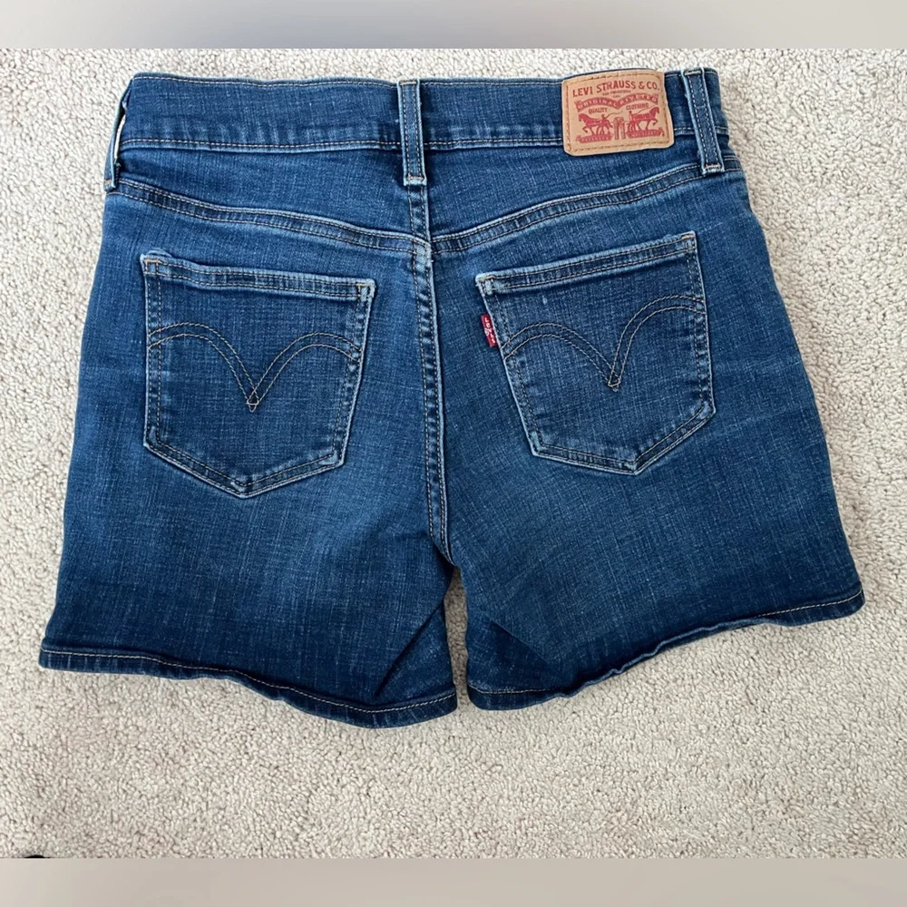 Levi’s Women’s Classic Medium Wash High Waist Denim Jean Shorts Jorts Size 27